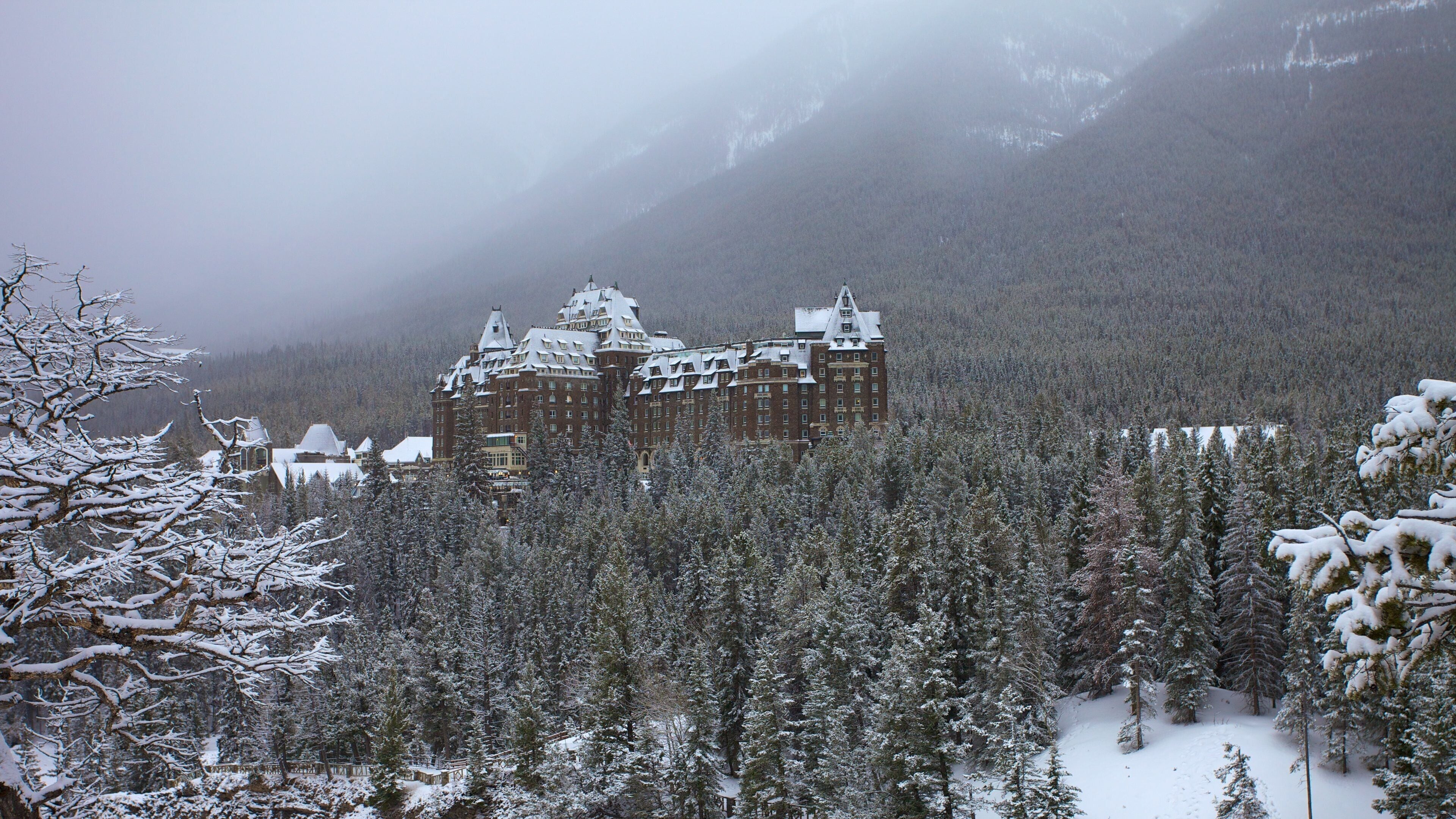 Parque nacional Banff mostrando neblina o niebla, vistas de paisajes y un hotel