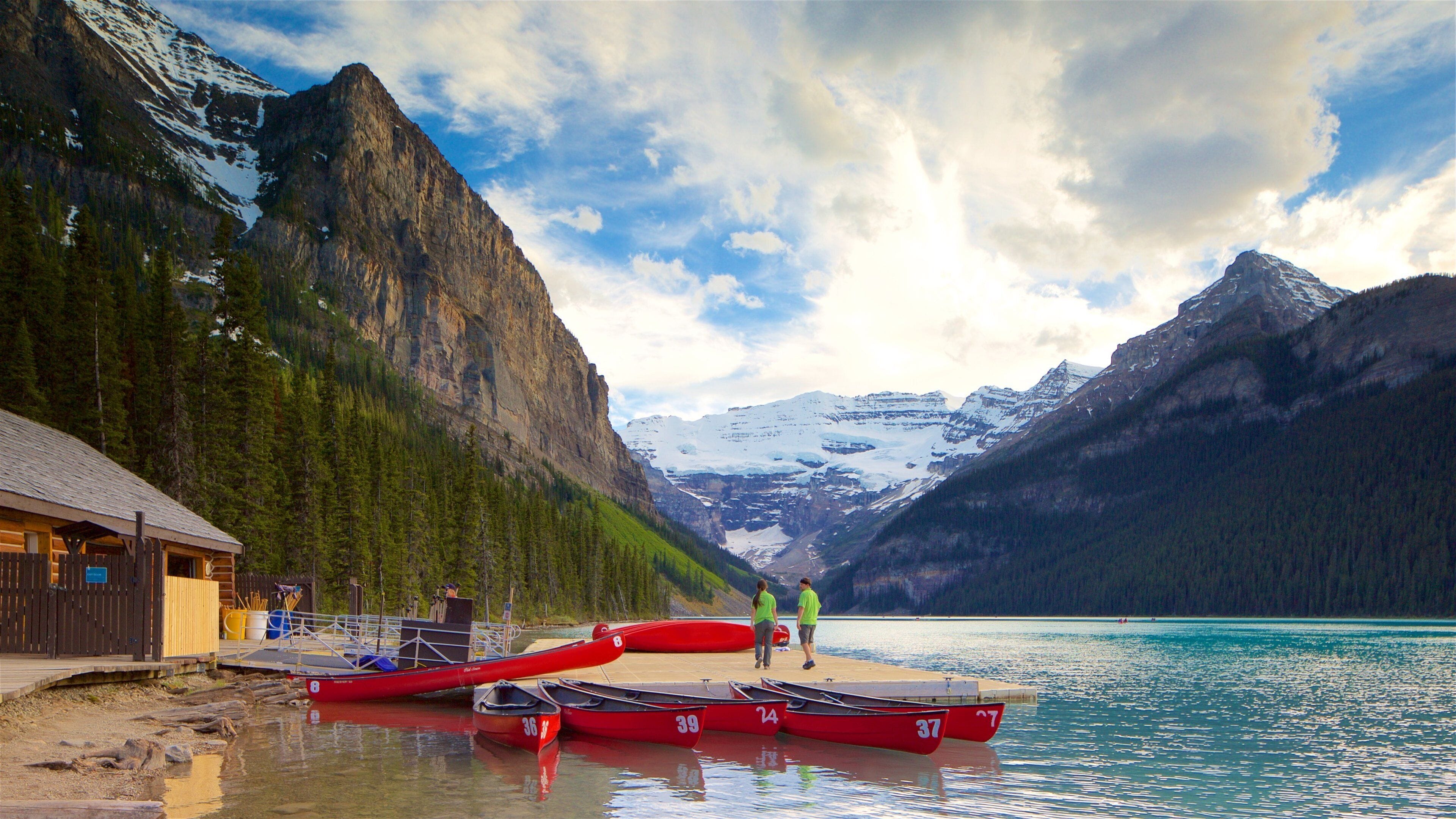 Parque nacional Banff mostrando kayak o canoa, un lago o abrevadero y montañas