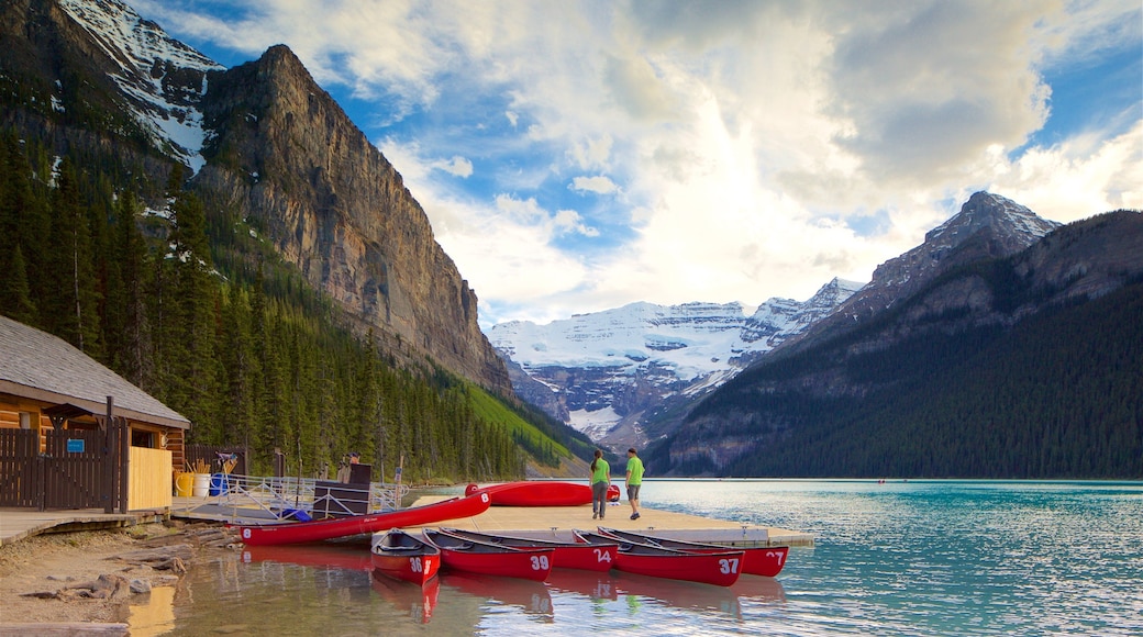 Parque nacional Banff mostrando kayak o canoa, un lago o abrevadero y montañas