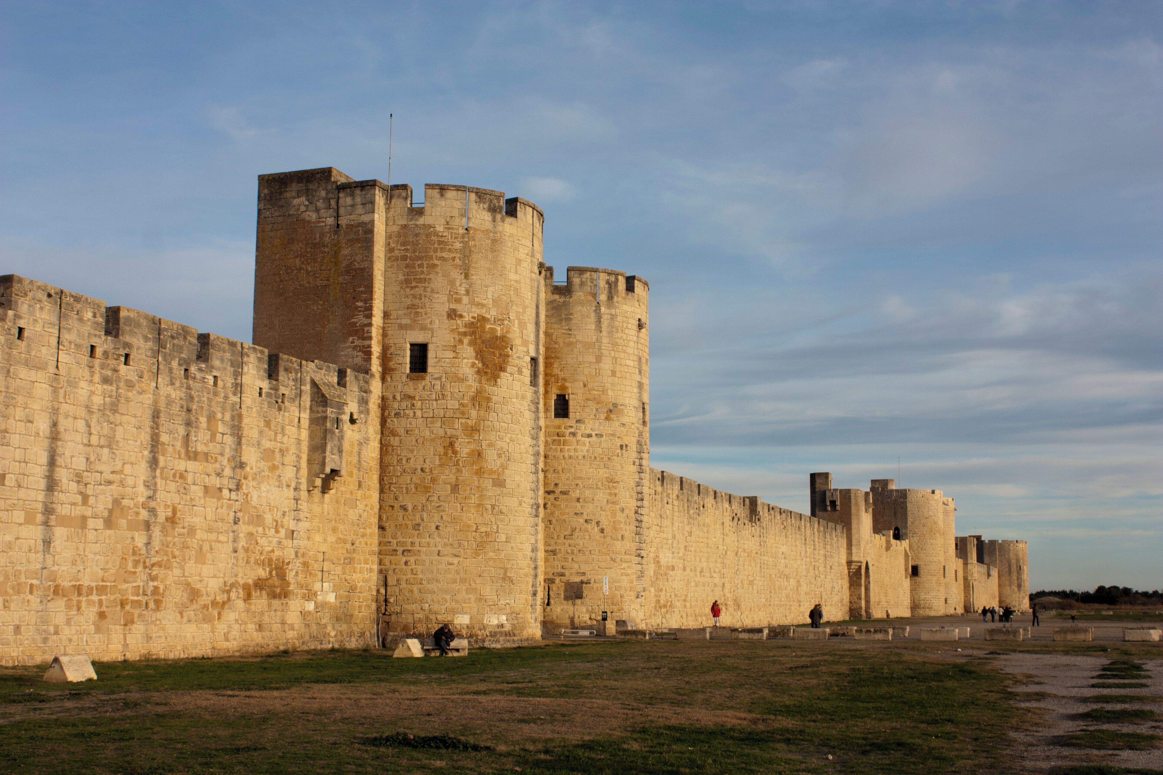 English: South wall seen from the west: Tower of Mills, Tower of Galeys, Tower of the Navy, Towerof The Arsenal, Tower of Powder Magazine.
