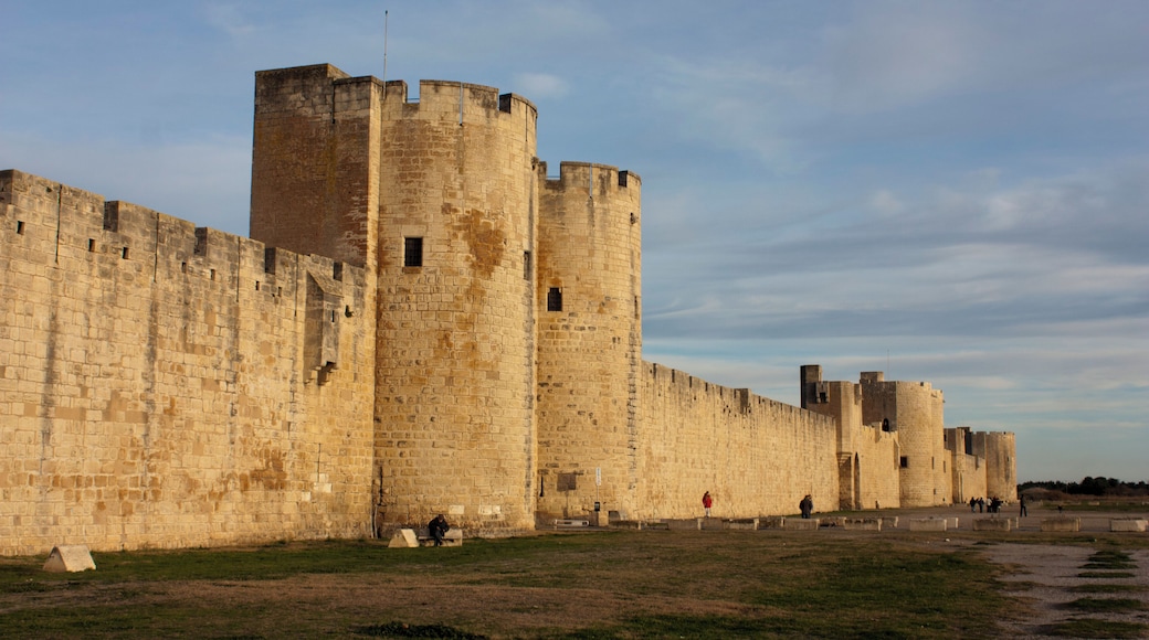 English: South wall seen from the west: Tower of Mills, Tower of Galeys, Tower of the Navy, Towerof The Arsenal, Tower of Powder Magazine.