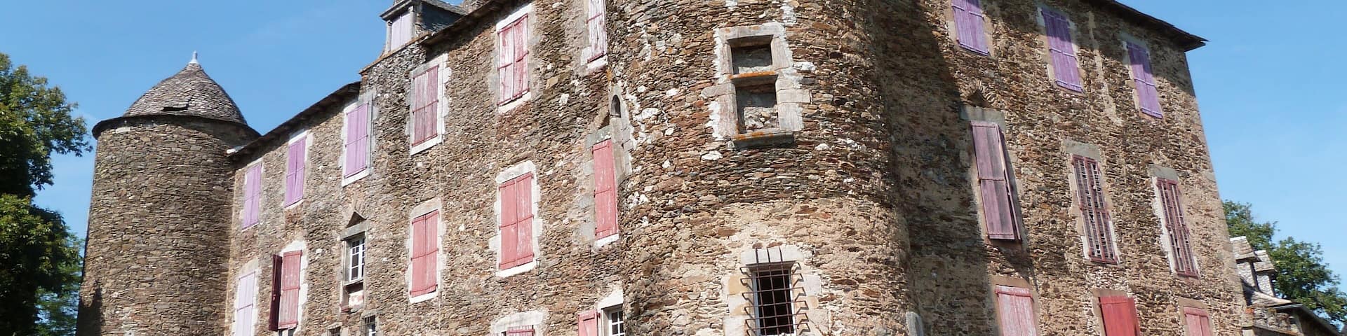 This building is indexed in the Base Mérimée, a database of architectural heritage maintained by the French Ministry of Culture, under the reference PA00093985 .