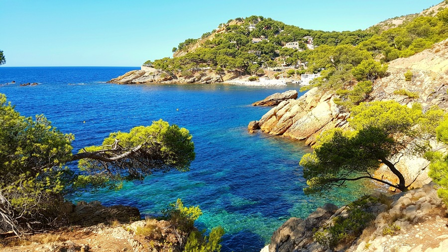 Calanques in the south of France; Shutterstock ID 717339787; purchase_order: SP-1332 HA Batch 2 August 2018; Order: ; client: HomeAway; other: To be paid with HA budget
