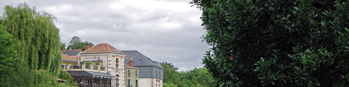 Clisson (Loire-Atlantique) Le pont de la Vallée. Le pont franchit la rivière Sèvre nantaise. En l'état, il existe depuis le XVIIIe siècle. Avant le XVIIIème siècle, les piles étaient reliées par des passerelles en bois. Le pont est en granit. Il comprend 5 éperons triangulaires qui diminuent la pression du courant sur les piles. Chaque dessus d'éperon constitue un refuge pour les piétons. La croix qui se trouve au 3ème éperon était autrefois sur la place Notre-Dame. Le pont de la Vallée est toujours le lien privilégié des Clissonnais entre le quartier historique de Notre-Dame et le quartier administratif de la Trinité.