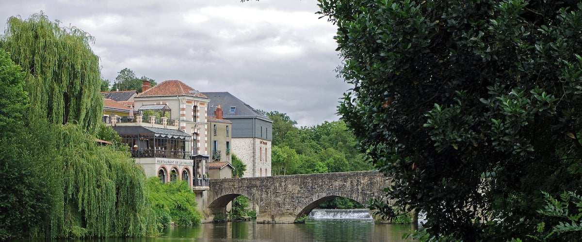 Clisson (Loire-Atlantique) Le pont de la Vallée. Le pont franchit la rivière Sèvre nantaise. En l'état, il existe depuis le XVIIIe siècle. Avant le XVIIIème siècle, les piles étaient reliées par des passerelles en bois. Le pont est en granit. Il comprend 5 éperons triangulaires qui diminuent la pression du courant sur les piles. Chaque dessus d'éperon constitue un refuge pour les piétons. La croix qui se trouve au 3ème éperon était autrefois sur la place Notre-Dame. Le pont de la Vallée est toujours le lien privilégié des Clissonnais entre le quartier historique de Notre-Dame et le quartier administratif de la Trinité.