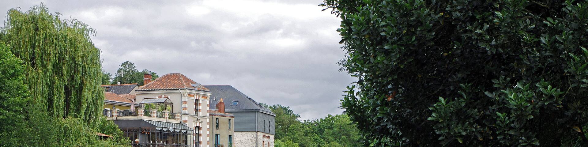Clisson (Loire-Atlantique) Le pont de la Vallée. Le pont franchit la riviÚre SÚvre nantaise. En l'état, il existe depuis le XVIIIe siÚcle. Avant le XVIIIÚme siÚcle, les piles étaient reliées par des passerelles en bois. Le pont est en granit. Il comprend 5 éperons triangulaires qui diminuent la pression du courant sur les piles. Chaque dessus d'éperon constitue un refuge pour les piétons. La croix qui se trouve au 3Úme éperon était autrefois sur la place Notre-Dame. Le pont de la Vallée est toujours le lien privilégié des Clissonnais entre le quartier historique de Notre-Dame et le quartier administratif de la Trinité.
