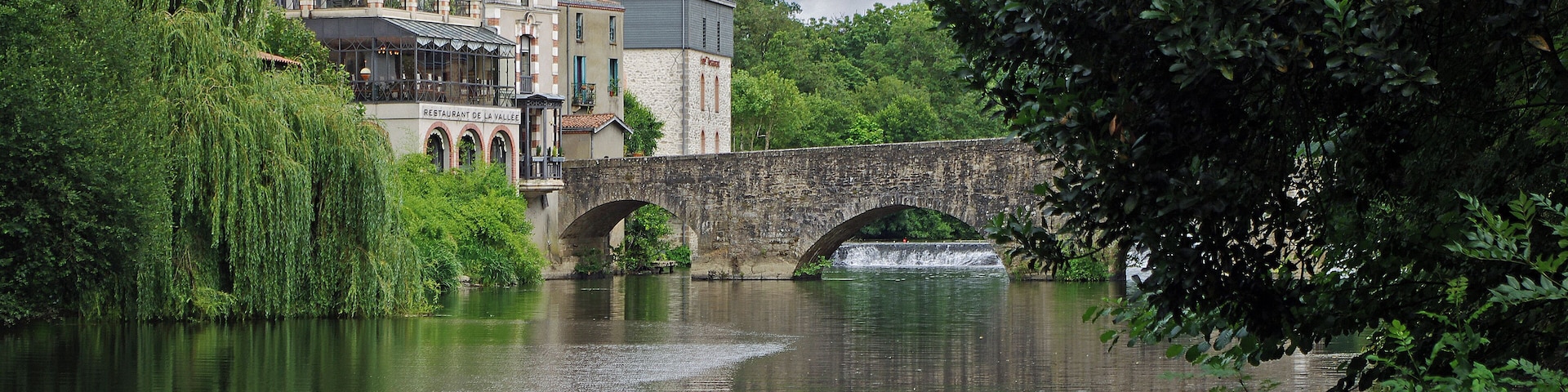 Clisson (Loire-Atlantique) Le pont de la Vallée. Le pont franchit la rivière Sèvre nantaise. En l'état, il existe depuis le XVIIIe siècle. Avant le XVIIIème siècle, les piles étaient reliées par des passerelles en bois. Le pont est en granit. Il comprend 5 éperons triangulaires qui diminuent la pression du courant sur les piles. Chaque dessus d'éperon constitue un refuge pour les piétons. La croix qui se trouve au 3ème éperon était autrefois sur la place Notre-Dame. Le pont de la Vallée est toujours le lien privilégié des Clissonnais entre le quartier historique de Notre-Dame et le quartier administratif de la Trinité.