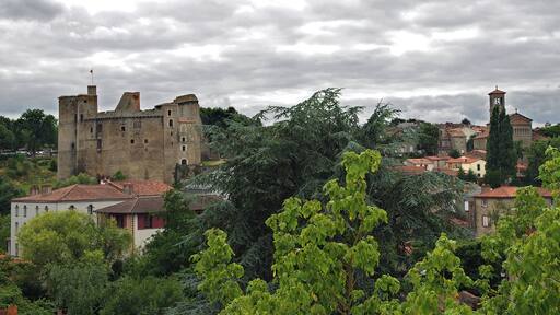 Clisson (Loire -Atlantique) Vue générale de Clisson, avec le château et l'église Notre-Dame. L'aspect toscan des toitures est caractéristique de la reconstruction italianisante du XIXe siècle.