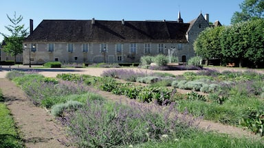 Issoudun (Indre). Musée de l'Hospice Saint-Roch. Le Musée de l'Hospice Saint-Roch est installé en partie dans l'ancien Hôtel-Dieu fondé au XIIe siècle. L'ensemble subsistant comprend la chapelle et des salles des malades construites au XVe siècle, et deux ailes des XVIIe et XVIIIe siècles. Un bâtiment moderne, oeuvre de l'architecte Pierre Colboc, complète l'ensemble depuis 1995.
Cet intéressant et riche musée de la Région Centre est entièrement gratuit.