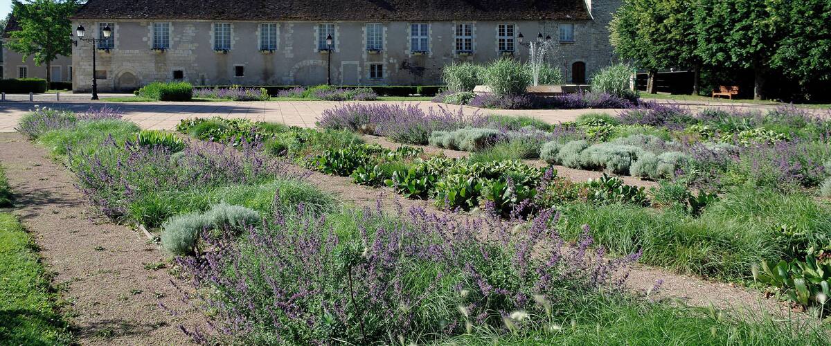 Issoudun (Indre). Musée de l'Hospice Saint-Roch. Le Musée de l'Hospice Saint-Roch est installé en partie dans l'ancien Hôtel-Dieu fondé au XIIe siècle. L'ensemble subsistant comprend la chapelle et des salles des malades construites au XVe siècle, et deux ailes des XVIIe et XVIIIe siècles. Un bâtiment moderne, oeuvre de l'architecte Pierre Colboc, complète l'ensemble depuis 1995.
Cet intéressant et riche musée de la Région Centre est entièrement gratuit.