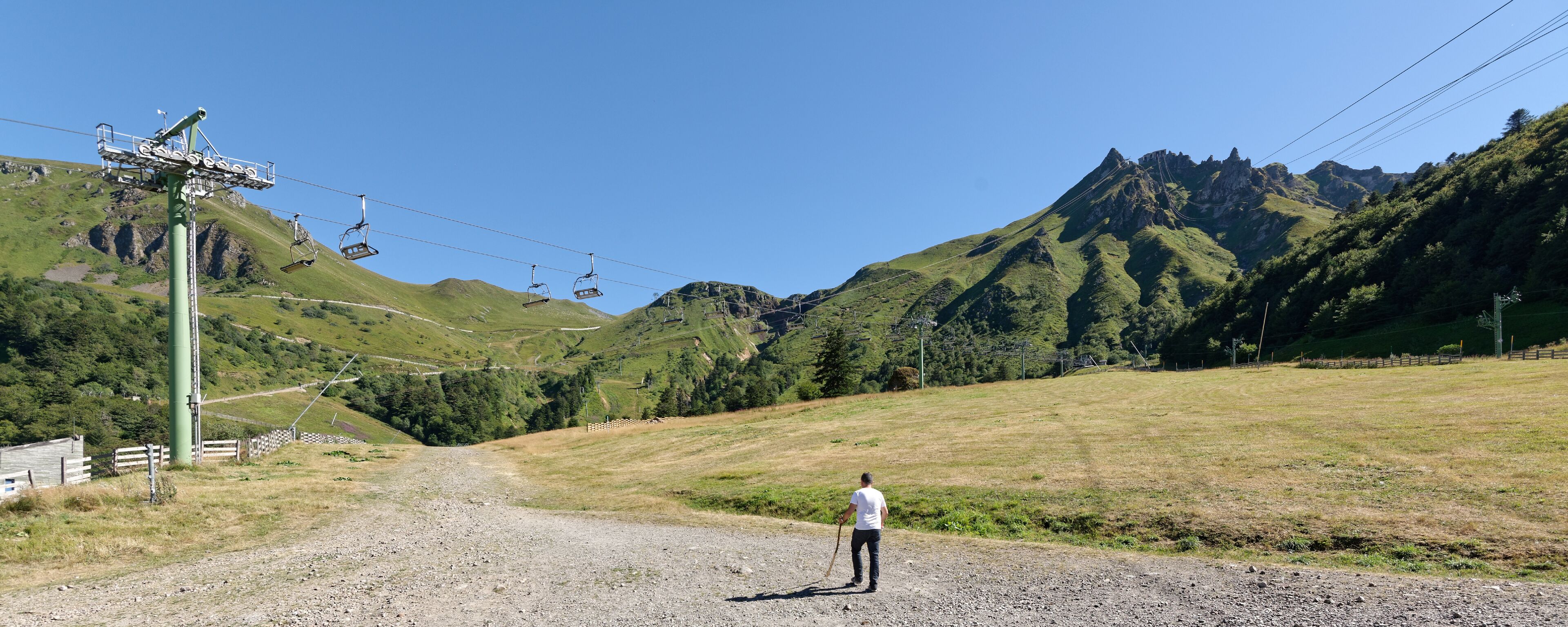 Face nord du Puy de Sancy vu des abords de la gare inférieure du téléphérique.