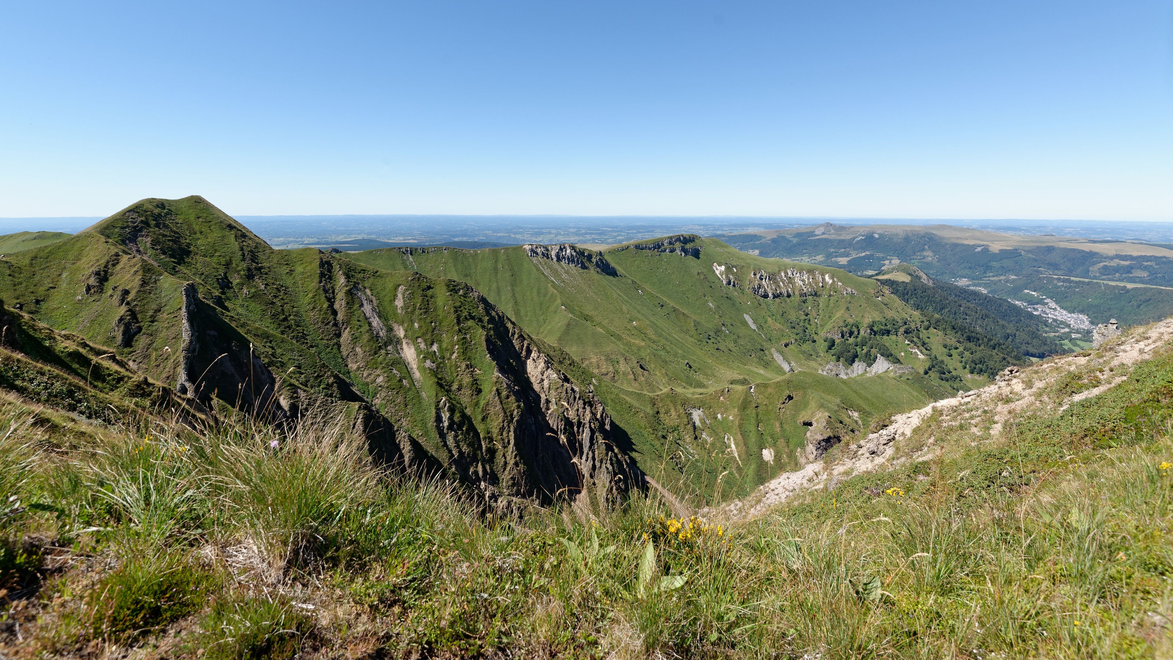 Vue vers l'ouest depuis les abords de la gare supérieure du téléphérique sur le Puy de Sancy.