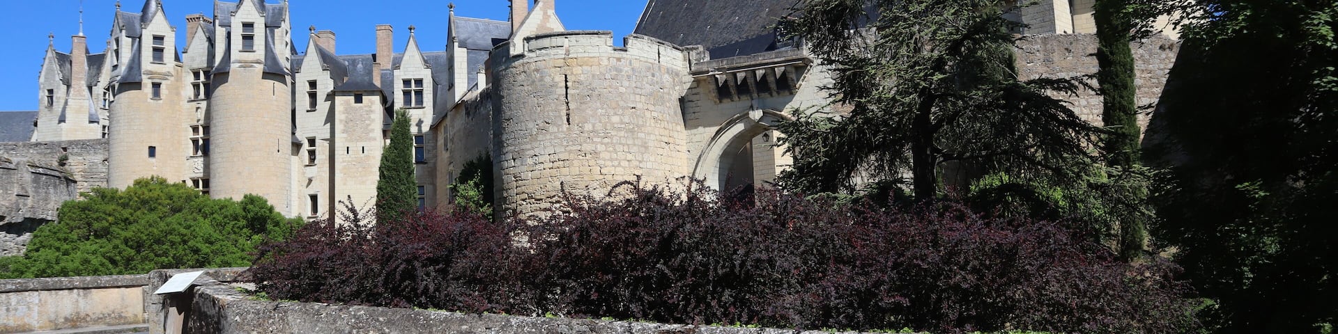 Extérieur du chùteau de Montreuil-Bellay (49).