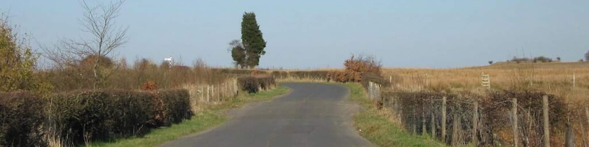 Darngavil Road The short section of Darngavil Road which falls within this square. The old signpost in the next gridsquare can be seen in the distance www.geograph.org.uk/photo/558891
