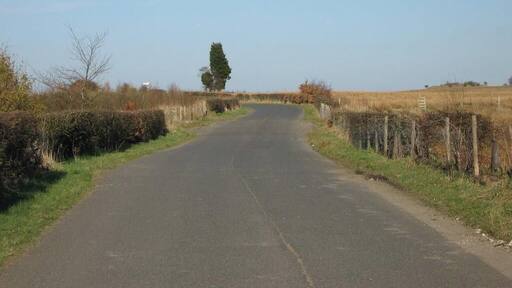 Darngavil Road The short section of Darngavil Road which falls within this square. The old signpost in the next gridsquare can be seen in the distance www.geograph.org.uk/photo/558891