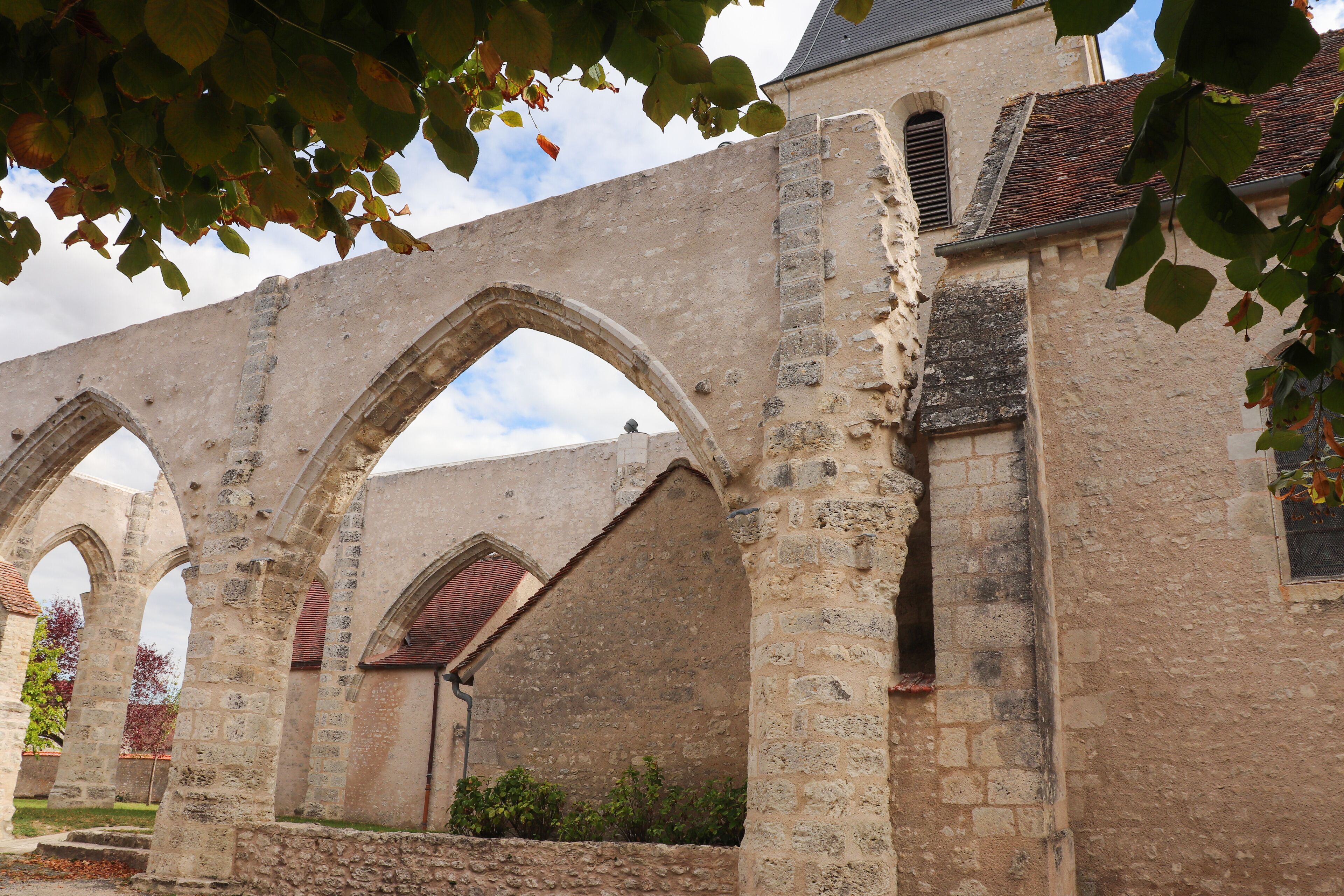Centre - Loiret - Courcelles-le-Roi - Chapelle Saint-Hubert et Eglise Saint-Jacques le Majeur derrière une arcade du choeur