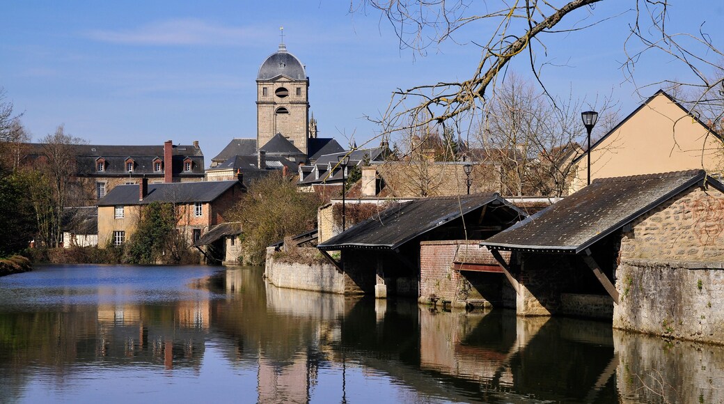 Rivière la Sarthe et l'église Notre Dame d'Alençon