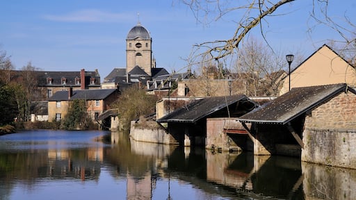 Rivière la Sarthe et l'église Notre Dame d'Alençon