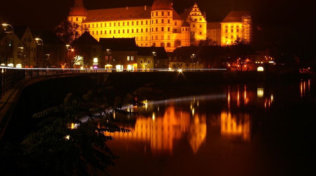 Neuburg an der Donau. Donaukai bei Nacht mit Blick auf das Schloss.