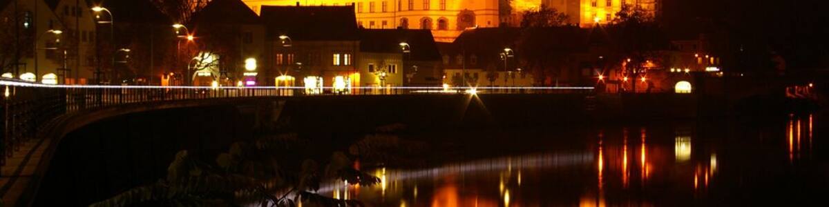 Neuburg an der Donau. Donaukai bei Nacht mit Blick auf das Schloss.