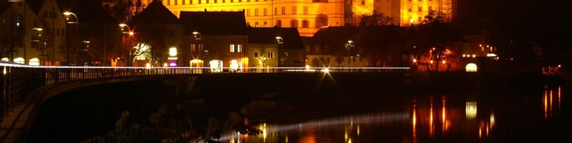 Neuburg an der Donau. Donaukai bei Nacht mit Blick auf das Schloss.