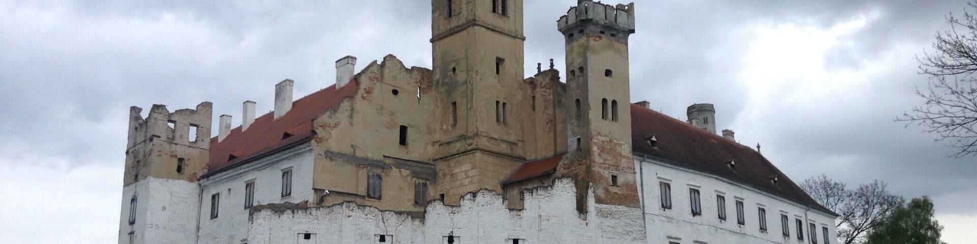 Breclav castle has definitely seen better days. Strange that the tower and some walls were crumbling, yet the roof looked incredibly well maintained.
#architecture