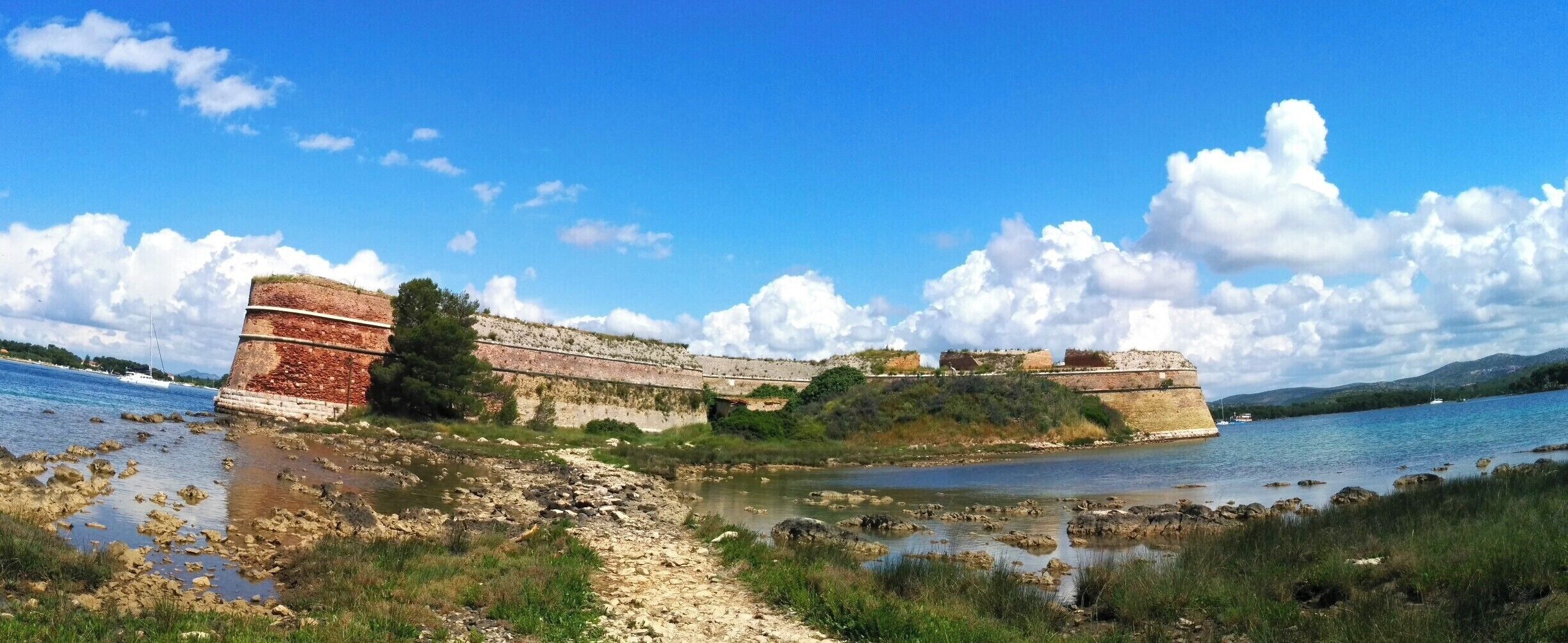 Ta obrambna utrdba je bila zgrajena v 16. stoletju za obrambo pred turki. Zdaj je zapuščena, a se vseeno da priti do nje in tudi v njo. Za pustolovske duše lep izlet ... 

#Sibenik #Abandoned #Fortress #Croatia #Dalmatia #Balkan #RoadTrip 