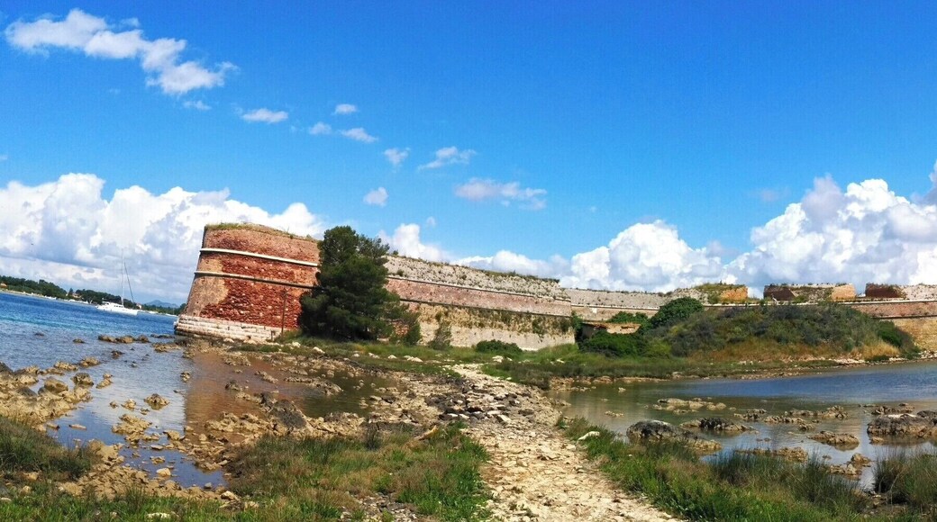 Ta obrambna utrdba je bila zgrajena v 16. stoletju za obrambo pred turki. Zdaj je zapuščena, a se vseeno da priti do nje in tudi v njo. Za pustolovske duše lep izlet ...
#Sibenik #Abandoned #Fortress #Croatia #Dalmatia #Balkan #RoadTrip