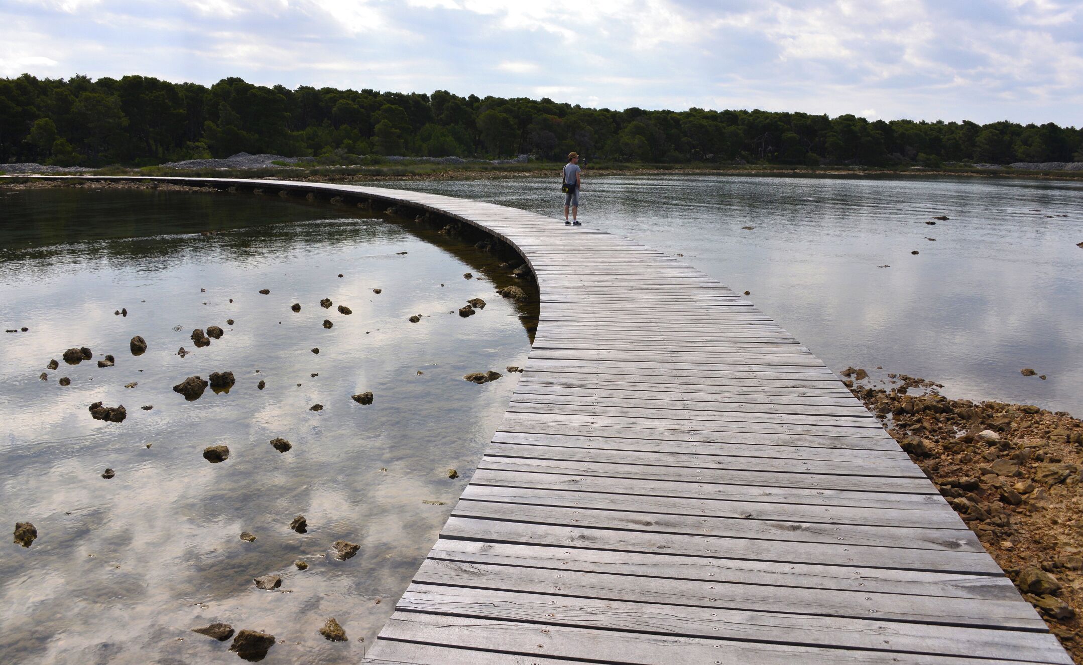 Par minut vožnje iz Šibenika stoji na otočku Ljuljevac utrdba Sv. Nikolaja. Nekoč pomembna strateška točka, danes pa zapuščen objekt. In ta potka vodi do tja ... 

#Sibenik #Croatia #Dalmatia #Balkan #RoadTrip #Waterlust 