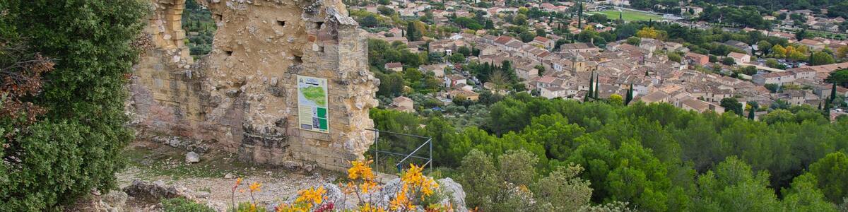 Burgruine und Dorf Merindol im Luberon in der Provence