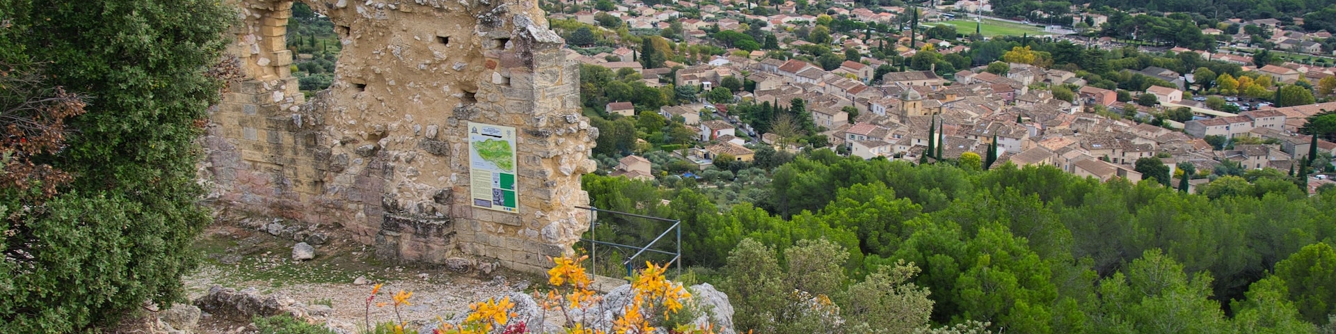 Burgruine und Dorf Merindol im Luberon in der Provence