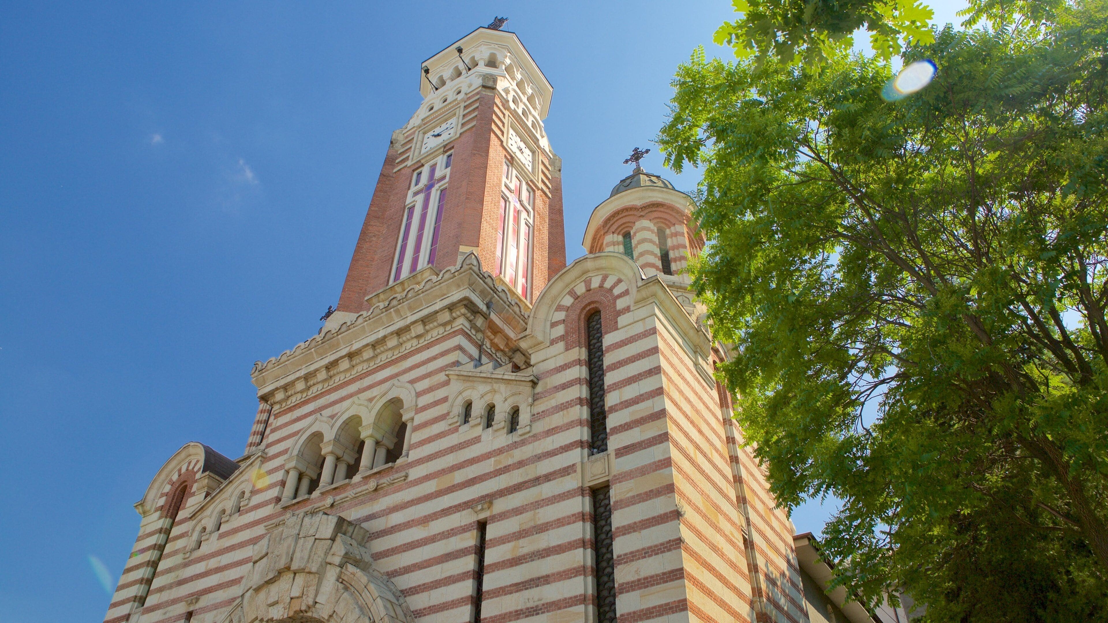 Ploiesti showing a church or cathedral, religious aspects and heritage architecture