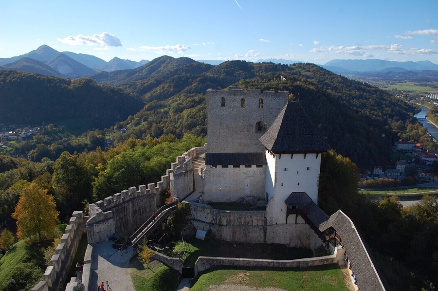 The old castle (Stari grad) in Celje is situated high on a hill that overlooks the town of Celje and the Savinja River valley.
Entrance to the castle is €4 - this includes a small permanent exhibition on torture in the middle ages, a look at an old printing workshop, the castle tower, and fantastic views.
#castle #nature #instone