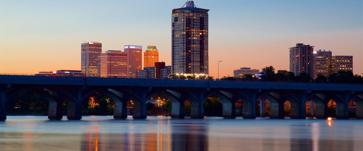 Tulsa ofreciendo un puente, un río o arroyo y un edificio de gran altura