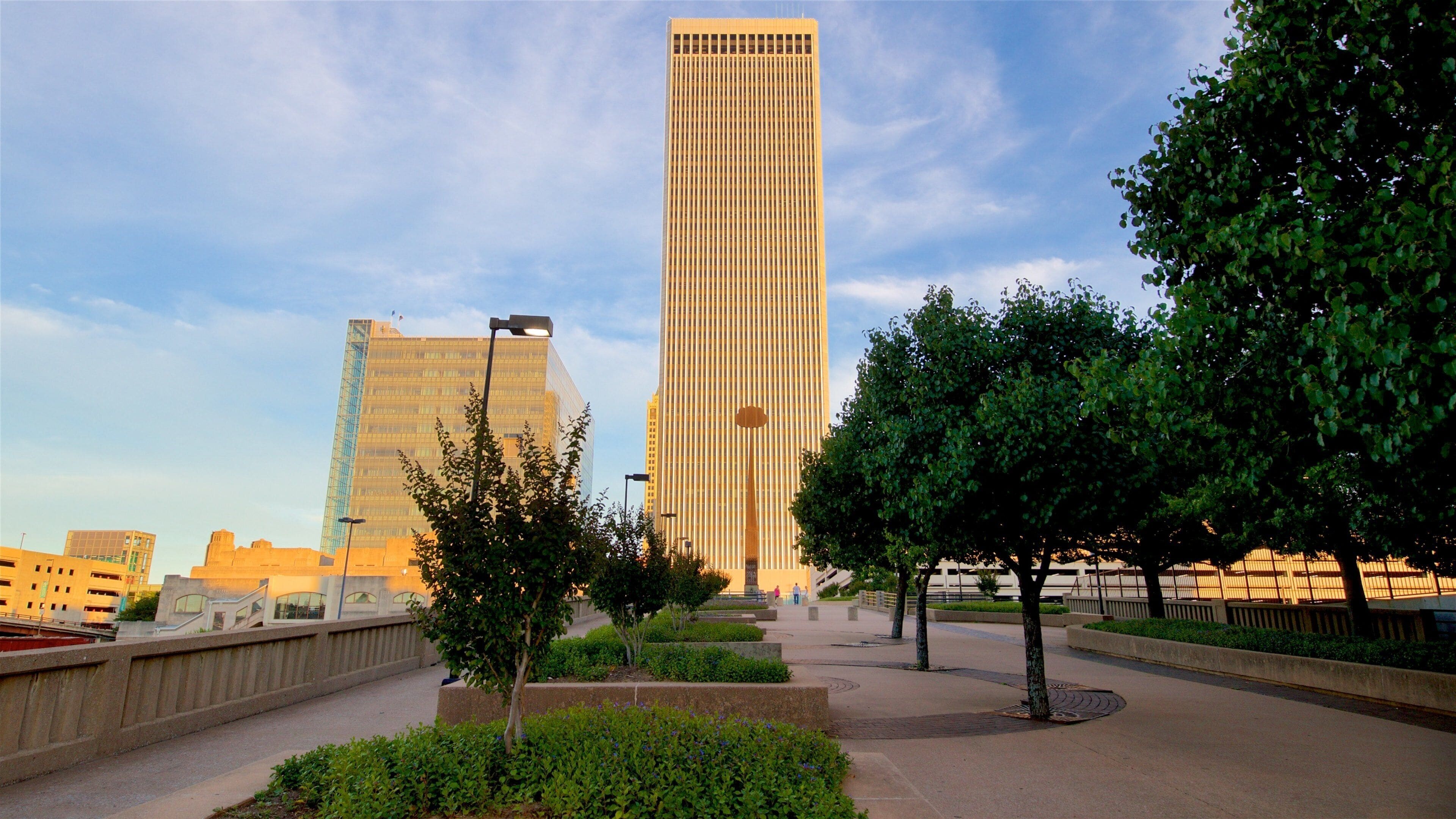 Tulsa johon kuuluu auringonlasku, korkea rakennus ja puutarha