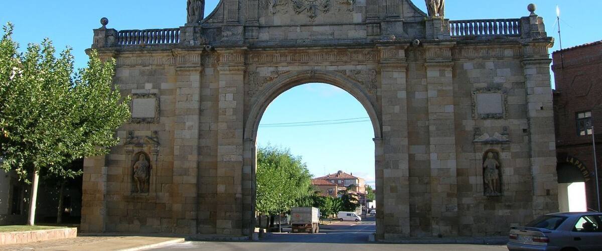 El Arco de San Benito fue en sus tiempos la fachada del monasterio. En la actualidad, su puerta es atravesada por una de las principales carreteras de la localidad.