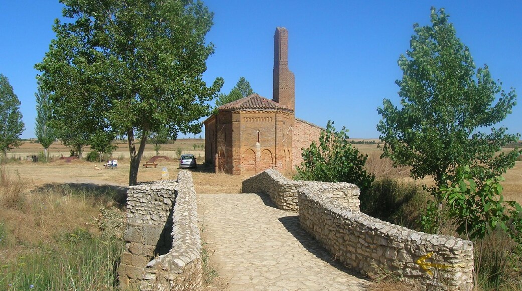 Se encuentra a unos tres kilómetros al este de Sahagún. Es la primera edificación que encontramos en el Camino francés al entrar en la provincia de León. Al estar junto al puente sobre el río Valderaduey fue lo que le dio el nombre con que se conoce. De estilo mudéjar, posee una sola nave y una cabecera muy pequeña con un ábside en semihexágono, arquerías ciegas y frisos de esquina. Durante algún siglo la ermita y hospital de Nuestra Señora del Puente lo administraron los Canónigos Regulares de Trianos. Desde el siglo XVI, figura el Cabildo de curas de Sahagún como sucesores de la Cofradía y administradores del conjunto. Vuela hasta esta localización. Necesitas el programa Google Earth. Esta foto participó en el juego En un lugar de Flickr.
