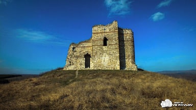 The fortress Bukelon is located near the village of Matochina, the municipality of Svilengrad. The fortress is situated on a high hill, in the north end of the village and is encircling the whole ridge with its length of 150 meters and width of 60 meters. With its 18 meters height, the fortress Bukelon is an impressive and majestic view among the surrounding landscape. The citadel itself has the form of a cross, and the shorter part of the cross is oriented towards east, and the longer - towards west.
In the year of 387 there was a great battle which took place here between the armies of the Emperor Valens and the Goths that ended with the complete rout of the Roman army and the death of the emperor.
Here in 1205, the army of tsar Kaloyan defeated the army of the knight - crusaders, and captured their leader - Emperor Baldwin of Flanders. The legend says that the emperor had spent his first night as a prisoner into this fortress. That is the reason why it is also known as the Baldwin Tower among the people living in this area.