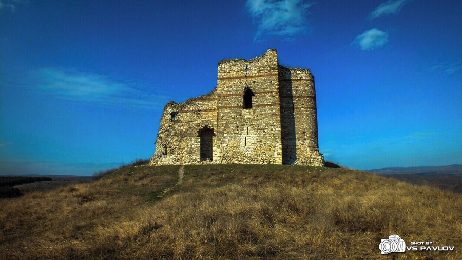 The fortress Bukelon is located near the village of Matochina, the municipality of Svilengrad. The fortress is situated on a high hill, in the north end of the village and is encircling the whole ridge with its length of 150 meters and width of 60 meters. With its 18 meters height, the fortress Bukelon is an impressive and majestic view among the surrounding landscape. The citadel itself has the form of a cross, and the shorter part of the cross is oriented towards east, and the longer - towards west.
In the year of 387 there was a great battle which took place here between the armies of the Emperor Valens and the Goths that ended with the complete rout of the Roman army and the death of the emperor.
Here in 1205, the army of tsar Kaloyan defeated the army of the knight - crusaders, and captured their leader - Emperor Baldwin of Flanders. The legend says that the emperor had spent his first night as a prisoner into this fortress. That is the reason why it is also known as the Baldwin Tower among the people living in this area.