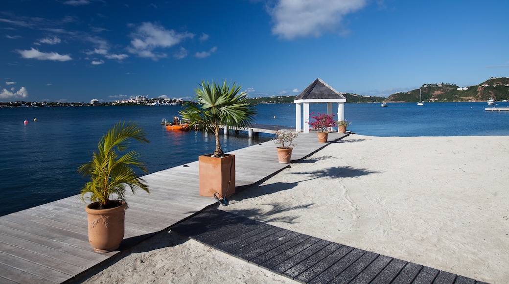 Plage et ponton de Baie Nettlé à Saint Martin (Côté Français)