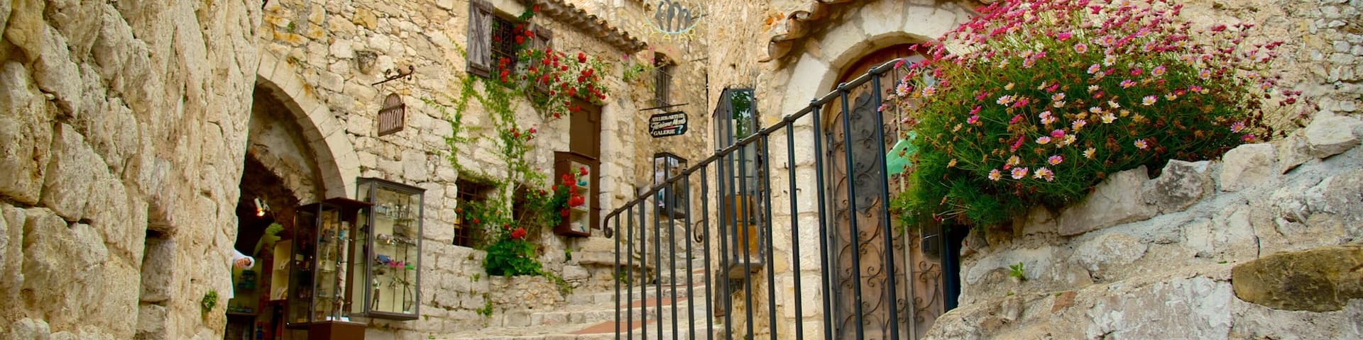 CĂŽte d\'Azur montrant scĂšnes de rue, patrimoine architectural et patrimoine historique