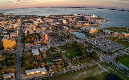 Vuelos baratos desde $675 de Santiago de Compostela a Pensacola