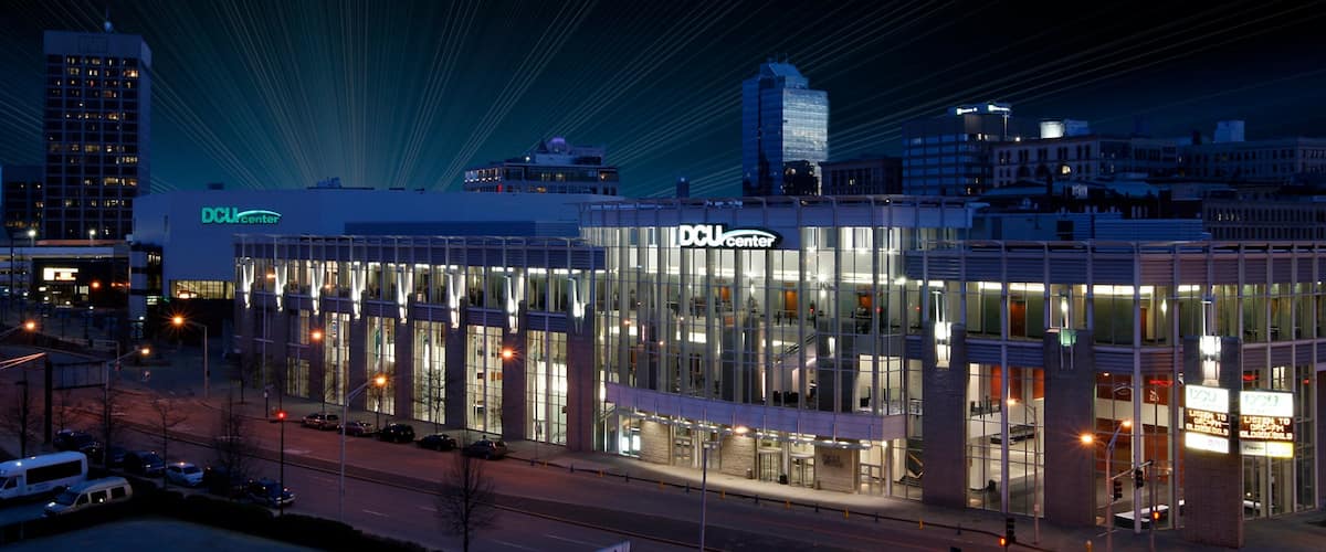 Ein modernes Gebäude mit der Beschriftung "DCU Center" bei Nacht.