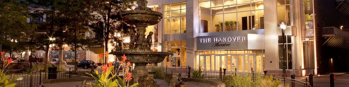 Worcester mettant en vedette fontaine, scènes de nuit et architecture moderne