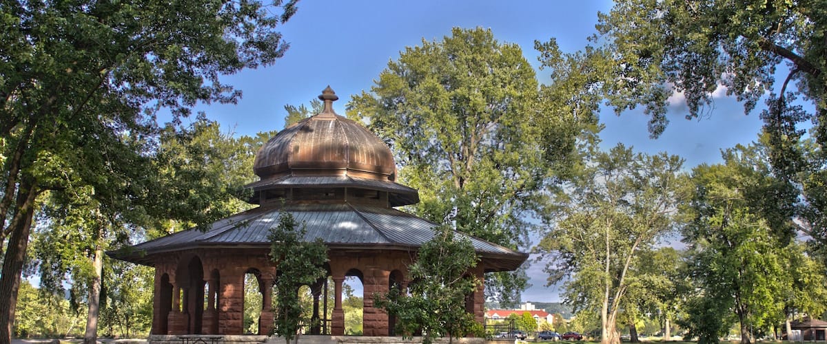 La Crosse which includes a garden