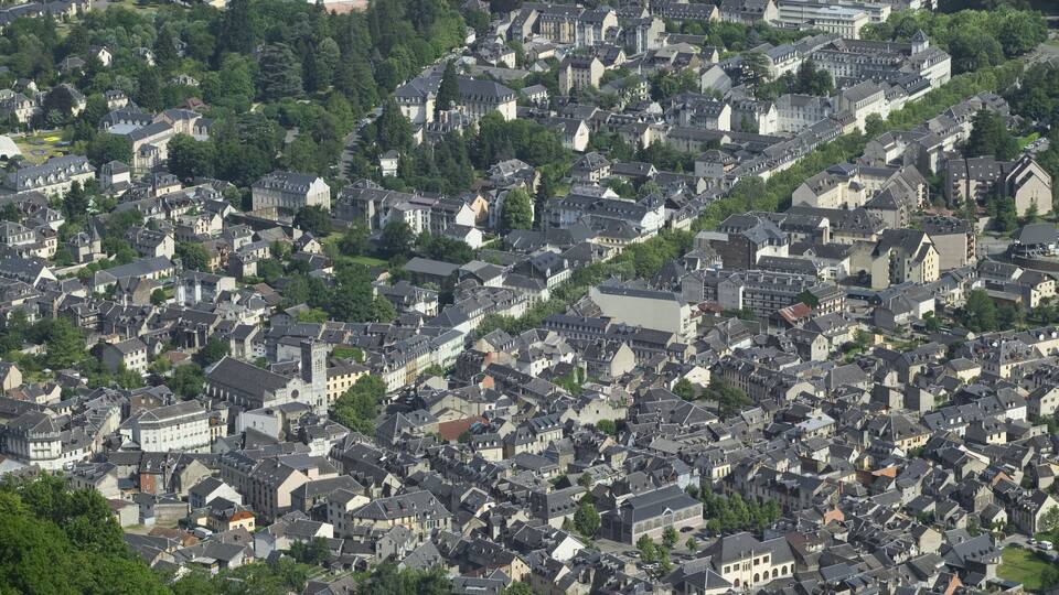 A densely packed urban area with numerous buildings and trees.