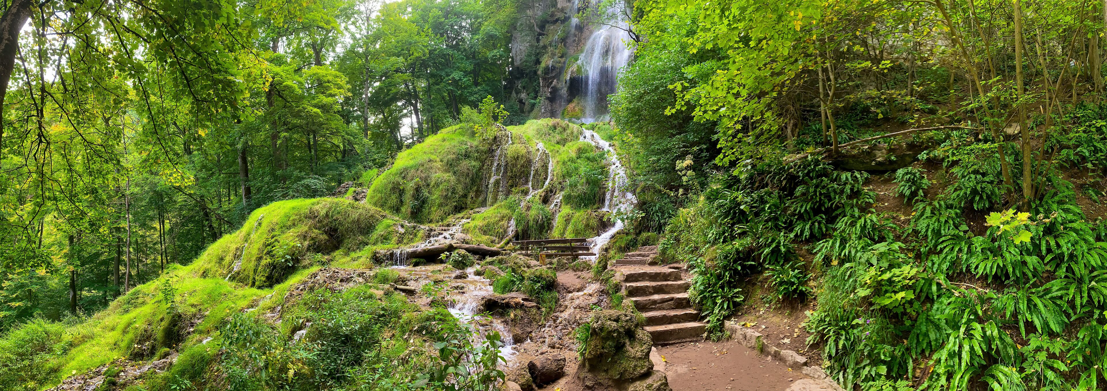 Uracher Wasserfall bei Bad Urach, schwäbische Alb - Panoramaaufnahe 