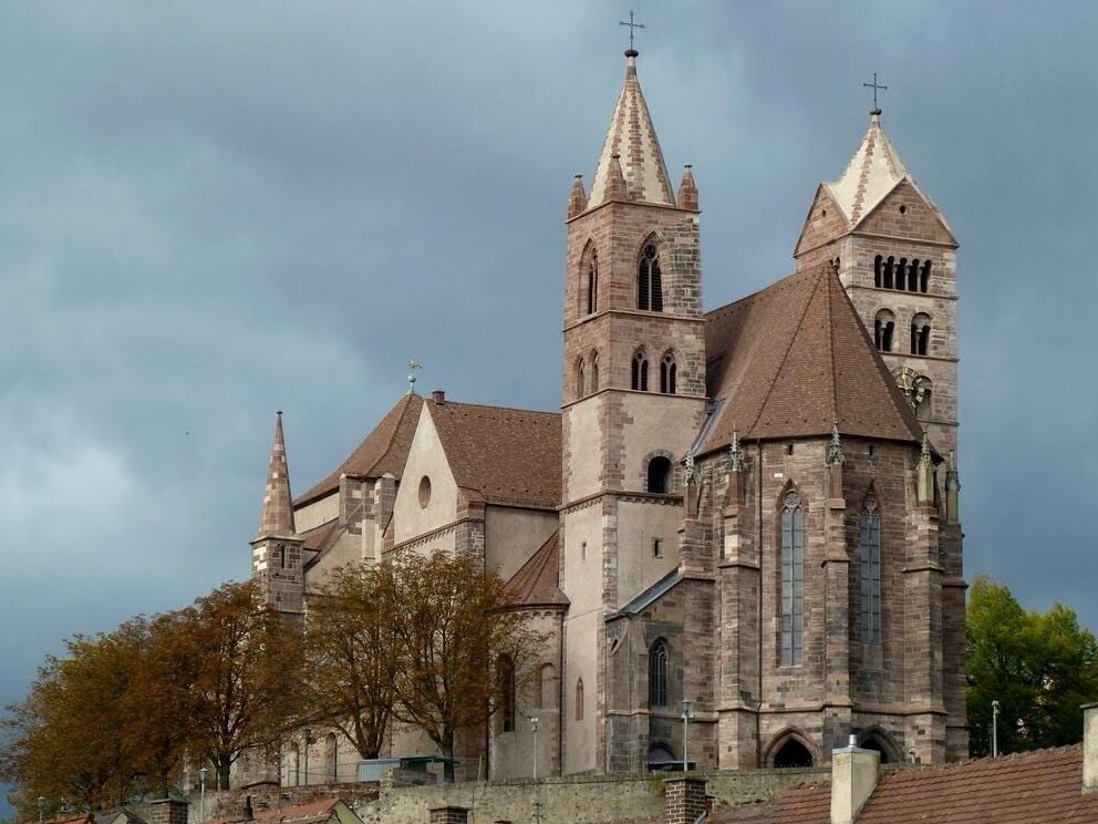 Breisach is a town, situated along the Rhine in the Rhine Valley, in the district Breisgau-Hochschwarzwald, Baden-Württemberg, Germany, about halfway between Freiburg and Colmarl. A bridge leads over the Rhine to Neuf-Brisach, Alsace.