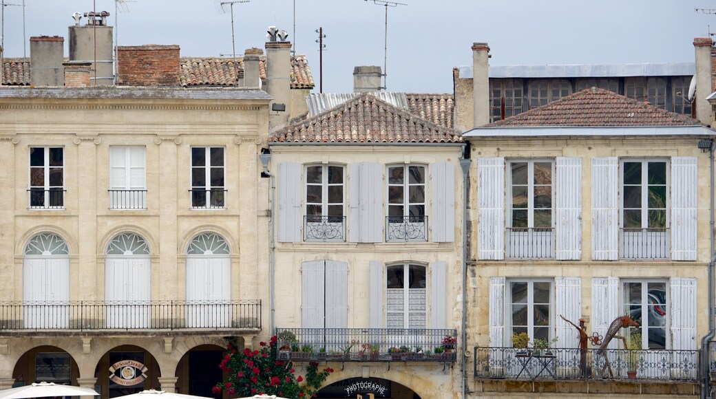 Bazas ofreciendo elementos del patrimonio