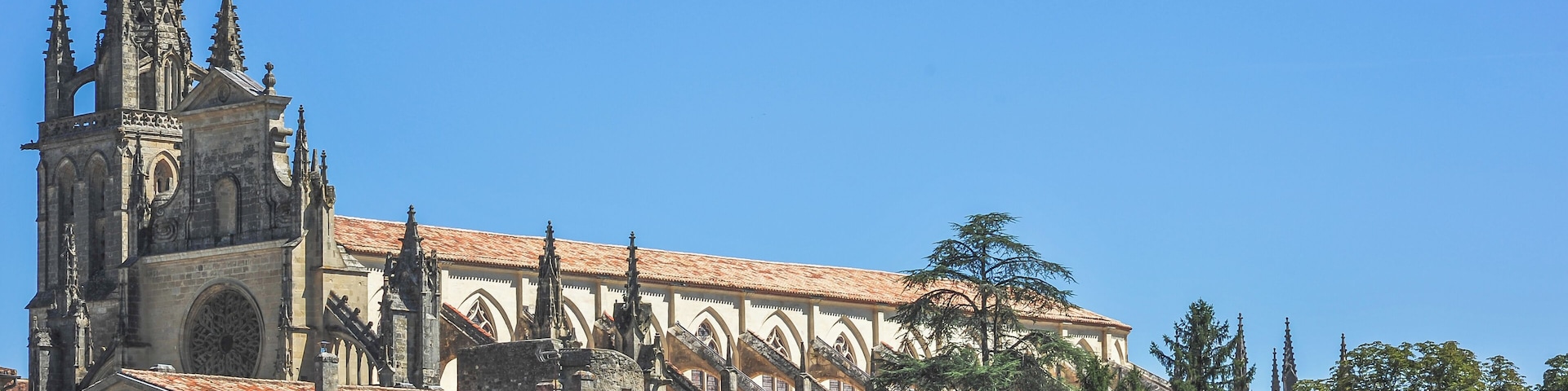 This building is indexed in the Base Mérimée, a database of architectural heritage maintained by the French Ministry of Culture, under the reference PA00083131 .